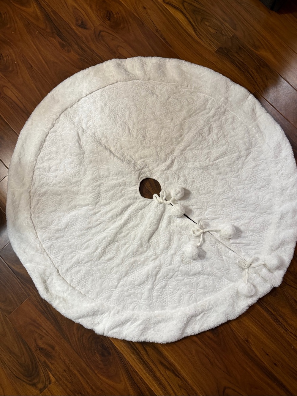 White Plush Tree Skirt with Pom-Pom Ties